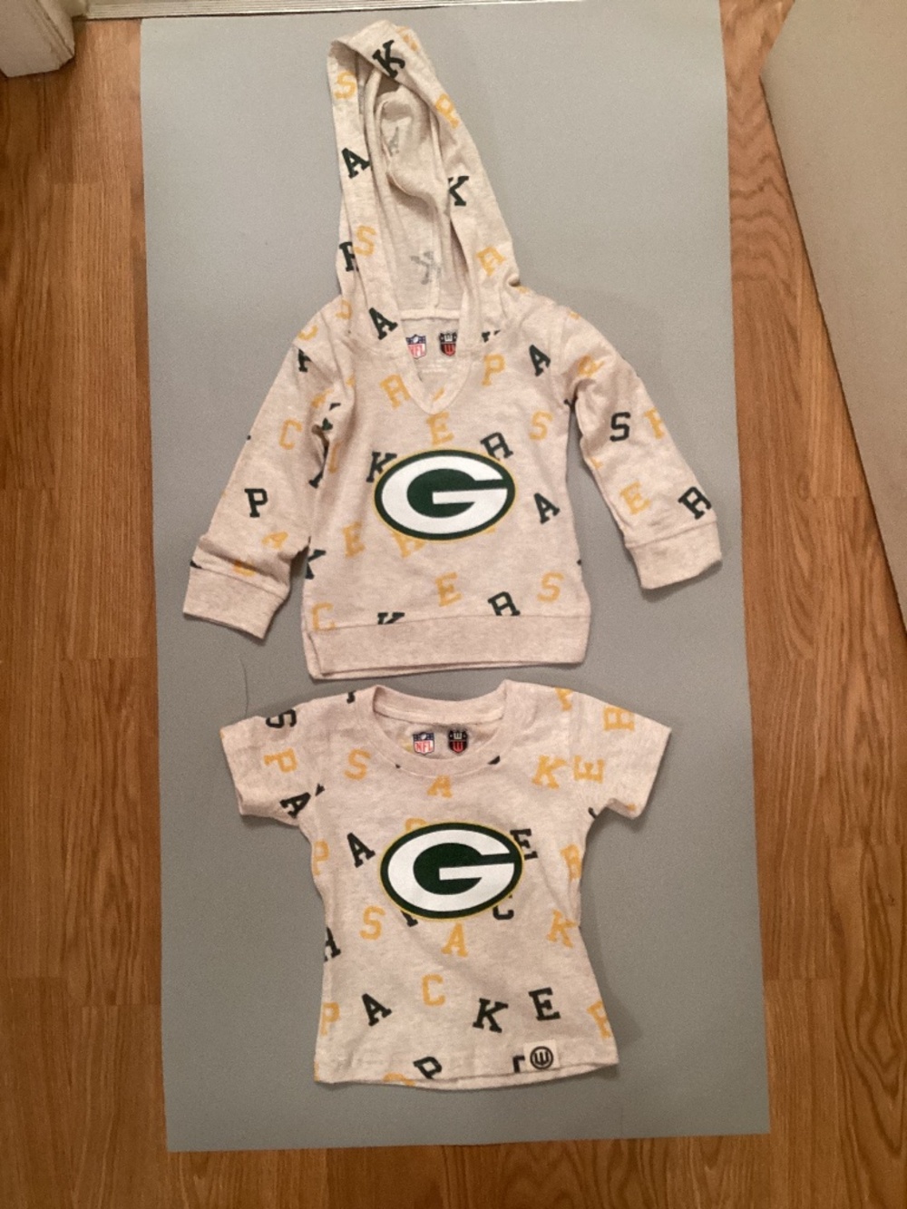 Lot of 2 Green Bay Packers tops (6 mo.)